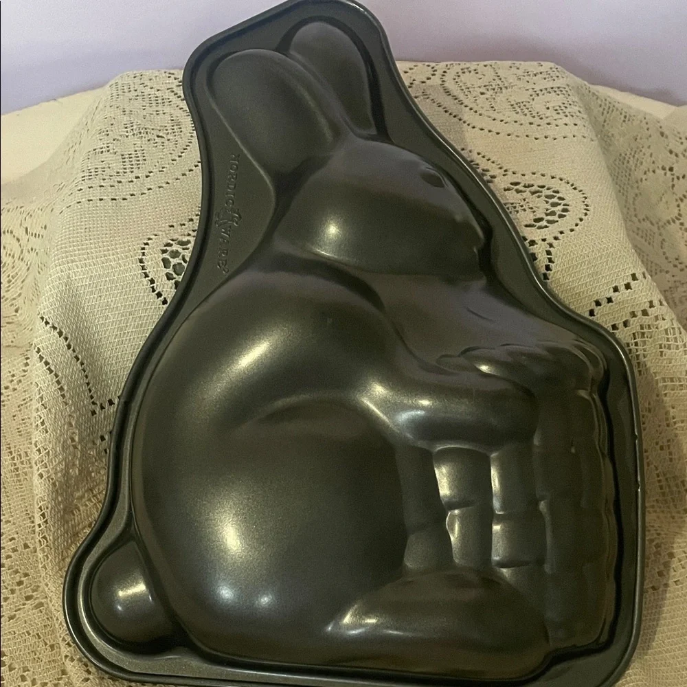 Bunny-Shaped Cake Pan in Dark Gray vintage Nordic ware